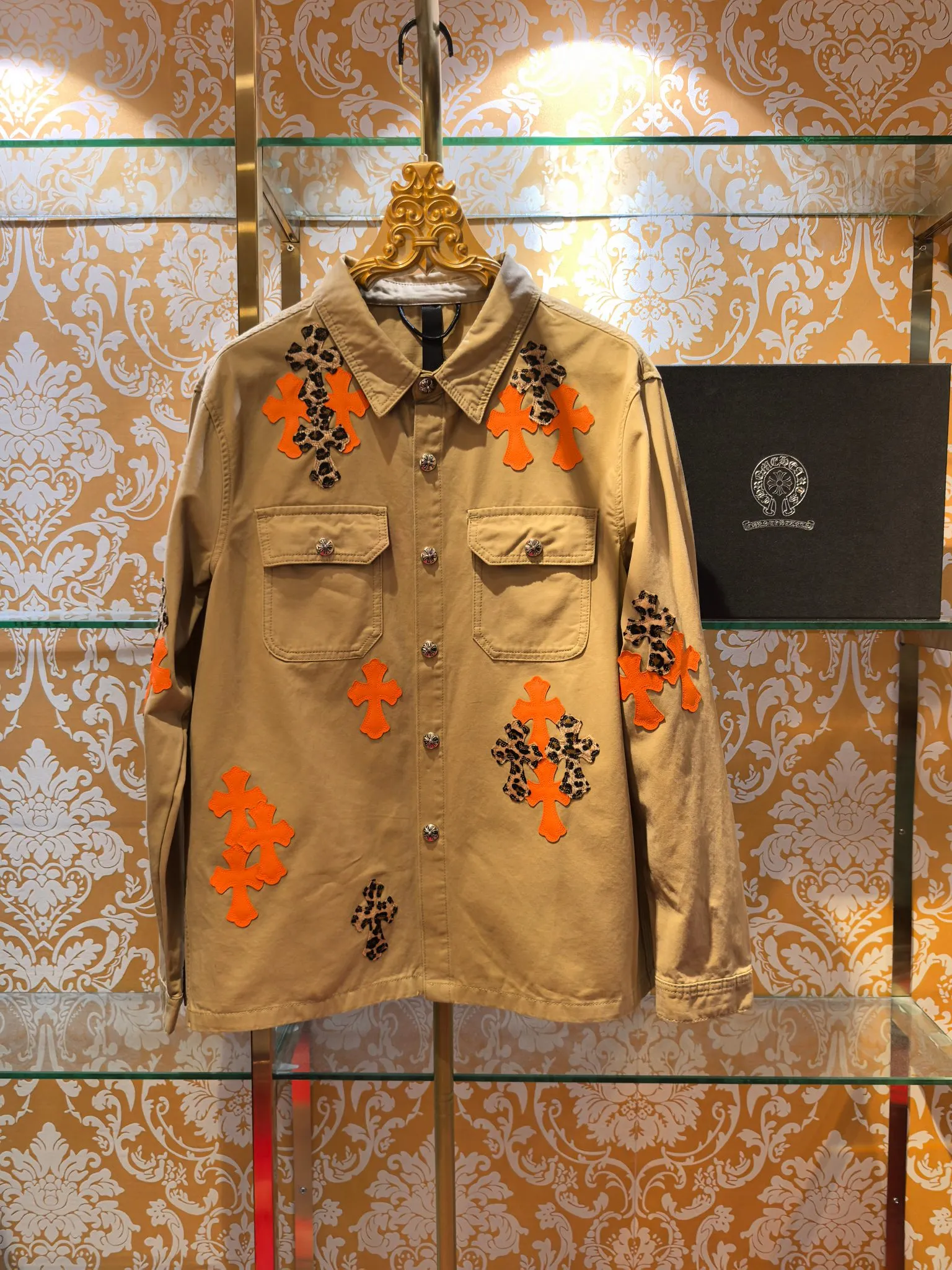 P480 Chrome Hearts advanced custom model, Chrome Hearts patchwork leather denim jacket, twill denim custom fabric, cross patchwork leather is all imitation lambskin, all dyed to completely restore no color difference, the inner leather label is first-layer calfskin, all hardware is 925 silver plated, it is the highest version, you get what you pay for, the same size for men and women, size S M L XL.